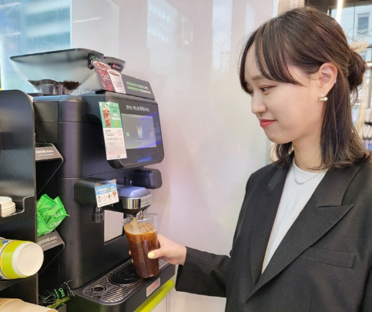 모델이 CU 매장에서 겟커피를 이용하고 있다. CU 제공